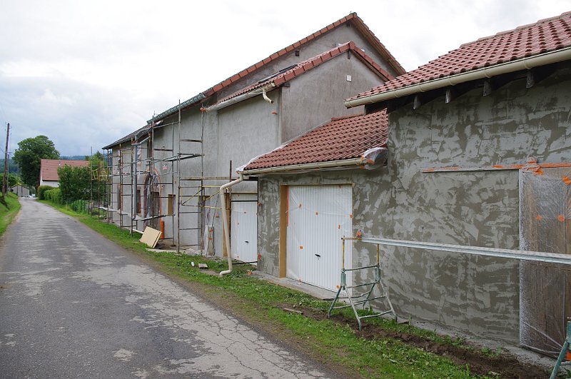 20120620_IMGP4450_KX.JPG - Too much likelyhood of rain to start applying the top coat to the walls so they are just doing the windows and doorways by hand.