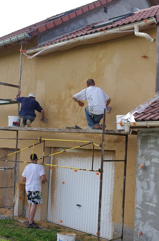 20120621_IMGP4475_KX.JPG - the top coat in then smoothed with a grater and then with a damp sponge