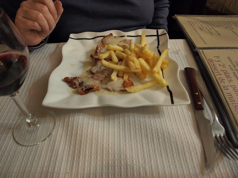 20100430_P4308730_E510.JPG - Pork with roquefort sauce and chips