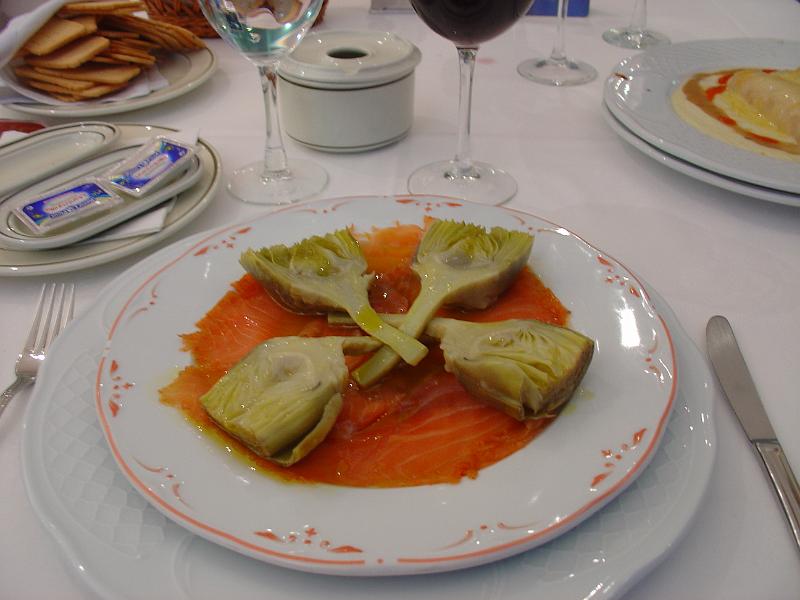 DSC00527.JPG - Starter: Alcachofas con salmon (artichokes with salmon - and a lot of olive oil)