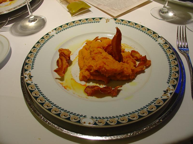 DSC00536.JPG - Patatas Meneas con sus Torreznos - "Smashed" potatoes with fried garlic and paprika accompanied by fried bacon