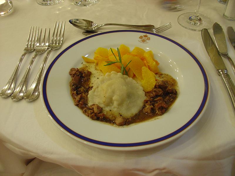 DSC00560.JPG - Starter: Suckling pig ravioli, giblets sauce and orange zest confit