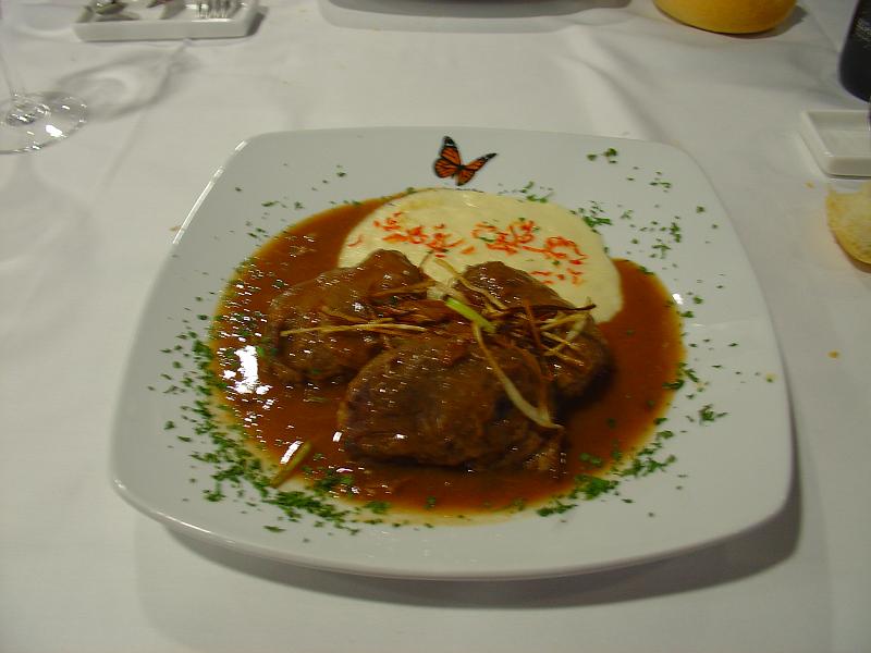 DSC00596.JPG - Main: Carrilleras de cerdo ibericas estofadas al vino tinto con crema ligera de patatas y crujiente de puerro - Iberian pork cheeks braised in red wine with light cream potatoes and crispy  leek