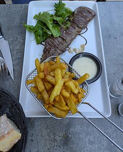 20250807_PXL175308639_Pixel7a-JEB Hampe de bœuf grillée, sauce au poivre et frites maison