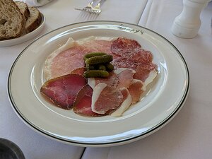 20250510_PXL124531548_Pixel7a-JEB Assiette de charcuterie, cornichons