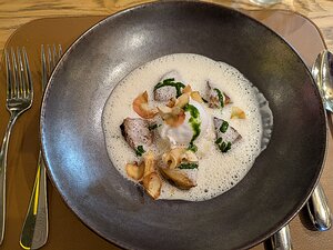 20251009_PXL110911245_Pixel7a-JEB L'oeuf poché et son coeur d'artichaut braisé, cappuccino de céleri et cristallines de topinambour