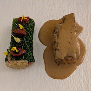 20251111_PXL191853495_Pixel7a-JEB La poitrine de porc, chou farci, caviar de Bourgogne, jus corsé à la moutarde
