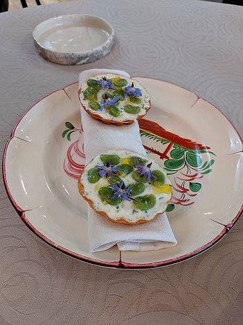 20190719_IMG124145_Pixel3a-JEB amuse bouche 1: buckwheat tartelet with cucumber cream, broad beans and borage flowers