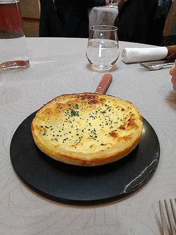 20170201_DSC0038_MotoG4-JEB amuse-bouche: old style quiche with a potato filling below the cheese