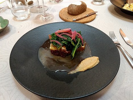 20170201_DSC0048_MotoG4-JEB 32€ main: roast pigeon breasts on loin pork with kale and shallots, star anise cream and quince sauce (with very pleasant Domaine de Muzy, Meuse pinot noir...