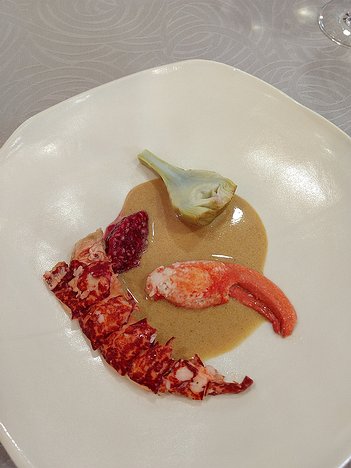 20180824_IMG131705744_MotoG4-JEB starter: lobster and artichoke with raspberry puree and lobster sauce