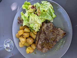 20220613_PXL110956381.MP_Pixel3a-JEB Viande à griller 'Ferme des Belles Robes', pomme grenaille et salade verte 23€