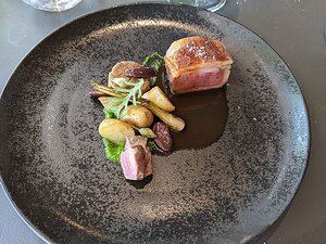 20220616_PXL114213634.MP_Pixel3a-JEB La selle d'agneau cuite sur peau et panoufle confite, pommes nouvelles, celtuce et olive de Kalamata, pistou d'ai1 des ours