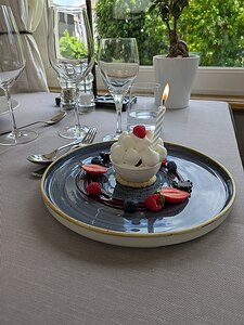 20250514_PXL122723427_Pixel7a-JEB birthday - Pavlova à la Fève de Tonka & Framboise