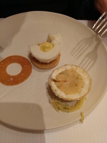 20180904_IMG205052404_MotoG4-JEB dessert: Crème diplomate à la Quetsche sur un sablé citronné, sorbet au lait Ribot, pistaches caramélisées et biscuit, compotée de Quetsches