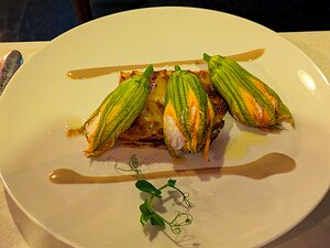 20240622_PXL180132888_DxO-DP7natural_Pixel7a-JEB Fiori di zucca al vapore ripieni di ricotta ed acciughe, patate alla salvia (Steamed courgette flowers, stuffed with ricotta and anchovies, potato and sage) 14€