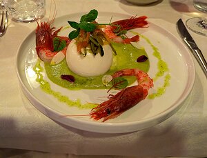 20240622_PXL180151379_DxO-DP7natural_Pixel7a-JEB Burrata, gamberi rossi, julienne di verdure e dragoncello (Burrata, red prawns, vegetables and tarragon) 18€
