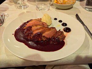 20240622_PXL182826053_DxO-DP7natural_Pixel7a-JEB Petto d'anatra, aglio nero, purè di patate e salsa ai frutti di bosco (Duck breast, black garlic, mashed potatoes and berry sauce) 24€