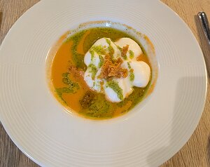 20250801_PXL105848432_Pixel7a-JEB Gaspacho de tomates jaunes, burrata, crumble parmesan, pesto aux amandes & coriandre