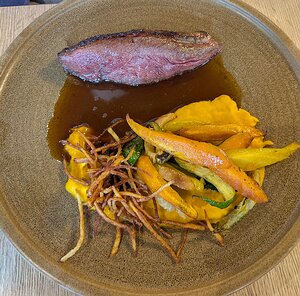 20250801_PXL113120044_Pixel7a-JEB Demi magret de canard sauce aux fruits rouges, légumes de saison & pommes pailles - (Supplement 2€)