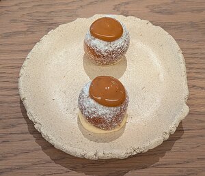 20260212_PXL133935276_Pixel10-JEB Caresse sucrée: beignet garni d'une crème de pommes de terre, confiture de lait