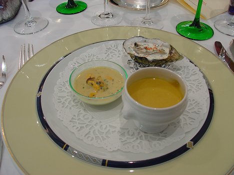 20011123_DSC02266_DSCV1 soupe de potiron ,une huître a la crème échalotée et une fricassée de moules
