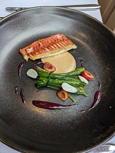 20250614_PXL113758022.MP_Pixel7a-JEB Entrée au choix: Salade d’haricots aux amandes et cerises et rouget