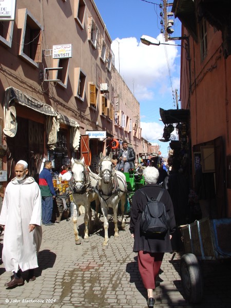 Marrakech056.jpg - venturing into the narrow streets