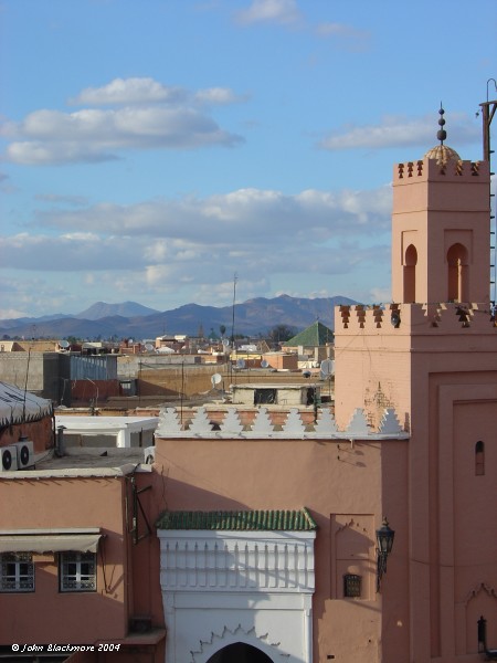 Marrakech073.jpg - mosque and mountains, Jemaa el Fna