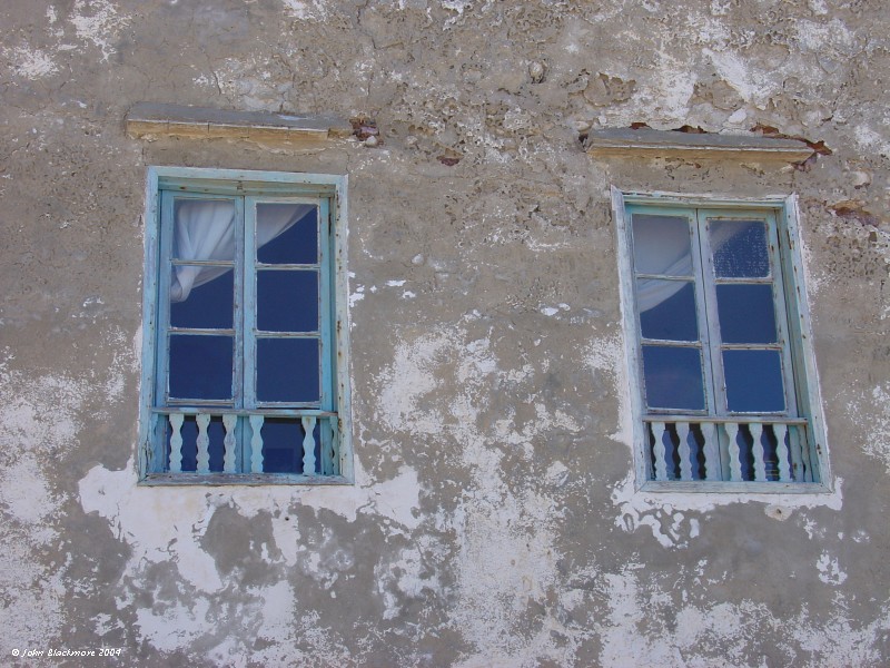 Marrakech077.jpg - Essaouira windows; as always, painted in blue